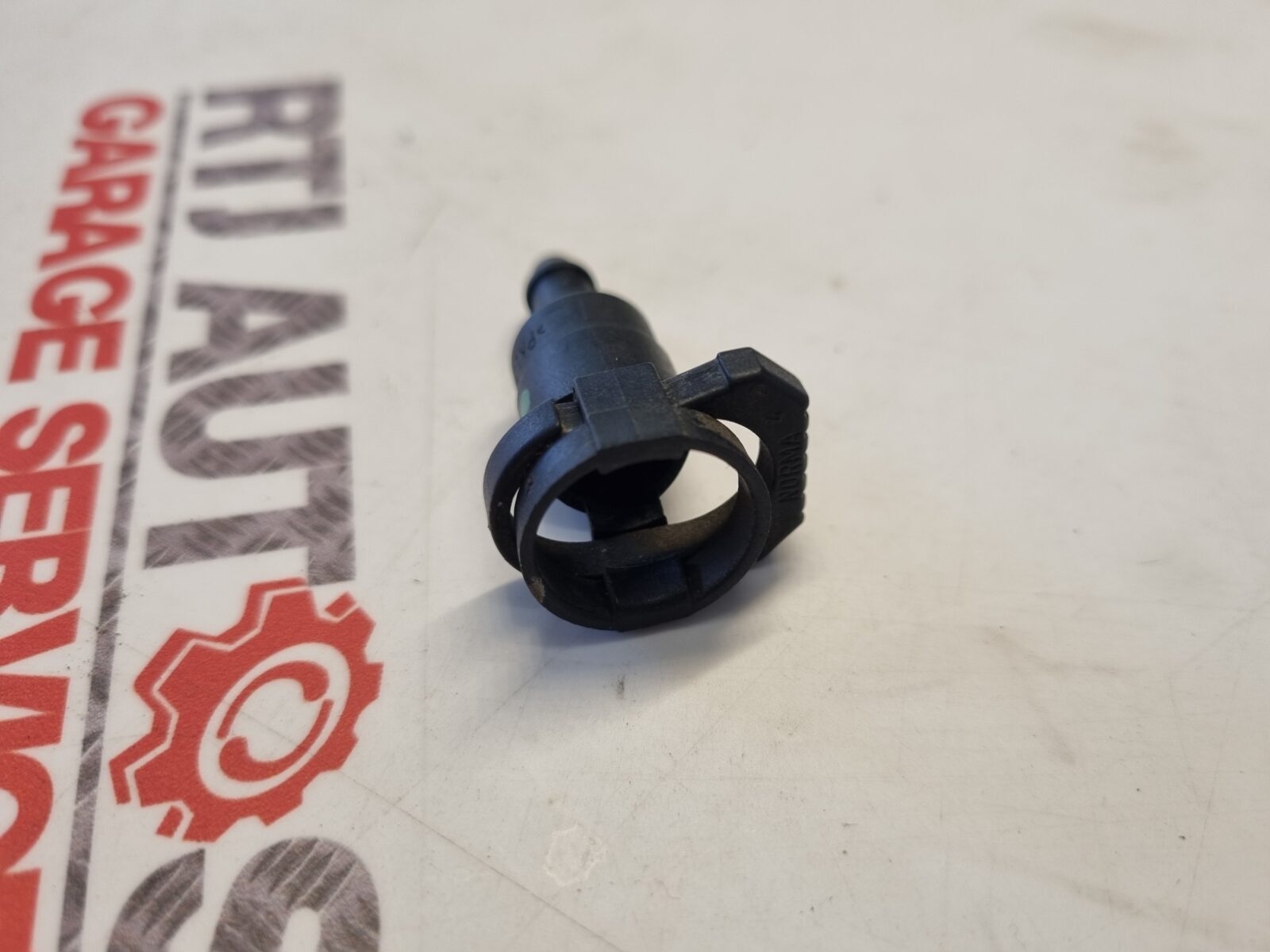 Saab 9-3 93 Washer pump snap on clip fitting 12787618